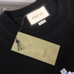 P75 🍃GUCCI 古驰 26SS新款男士圆领短袖 情侣T恤 春夏新品 高品质 🔥🔥时尚百搭潮款 定制进口面料 ！立体字母logo采用撞色工艺！穿着舒适 透气 时尚不失个性 上身休闲随性 帅气有型 彰显大牌气质。三标齐全！！ 颜色：黑色 白色 尺码：M-XXXL