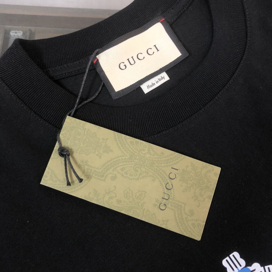 P75 🍃GUCCI 古驰 26SS新款男士圆领短袖 情侣T恤 春夏新品 高品质 🔥🔥时尚百搭潮款 定制进口面料 ！立体字母logo采用撞色工艺！穿着舒适 透气 时尚不失个性 上身休闲随性 帅气有型 彰显大牌气质。三标齐全！！ 颜色：黑色 白色 尺码：M-XXXL
