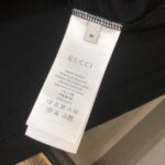 P75 🍃GUCCI 古驰 26SS新款男士圆领短袖 情侣T恤 春夏新品 高品质 🔥🔥时尚百搭潮款 定制进口面料 ！立体字母logo采用撞色工艺！穿着舒适 透气 时尚不失个性 上身休闲随性 帅气有型 彰显大牌气质。三标齐全！！ 颜色：黑色 白色 尺码：M-XXXL