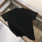 P75 🍃GUCCI 古驰 26SS新款男士圆领短袖 情侣T恤 春夏新品 高品质 🔥🔥时尚百搭潮款 定制进口面料 ！立体字母logo采用撞色工艺！穿着舒适 透气 时尚不失个性 上身休闲随性 帅气有型 彰显大牌气质。三标齐全！！ 颜色：黑色 白色 尺码：M-XXXL