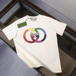 P75 💥 GUCCI 夏季新款圆领短袖T恤！270克重磅高端纯棉面料，手感质感都极完美！修身裁剪设计干净利落！时尚又好看！走线做工非常精致！版型效果超赞！而且透气性能超强！任何年龄阶段都可轻松驾驭，男士衣橱里必备的单品。 颜色： 白 黑色 码数：M-3XL （下单请报身高体重）