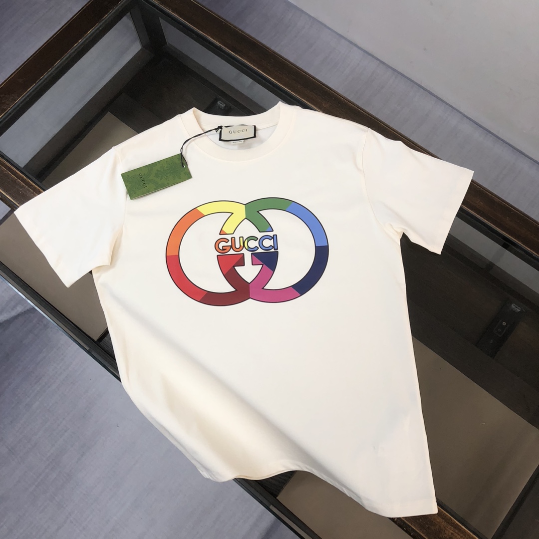 weigou_210504_0_df7ff041e0 P75 💥 GUCCI 夏季新款圆领短袖T恤!270克重磅高端纯棉面料,手感质感都极完美!修身裁剪设计干净利落!时尚又好看!走线做工非常精致!版型效果超赞!而且透气性能超强!任何年龄阶段都可轻松驾驭,男士衣橱里必备的单品。 颜色: 白 黑色 码数:M-3XL (下单请报身高体重)