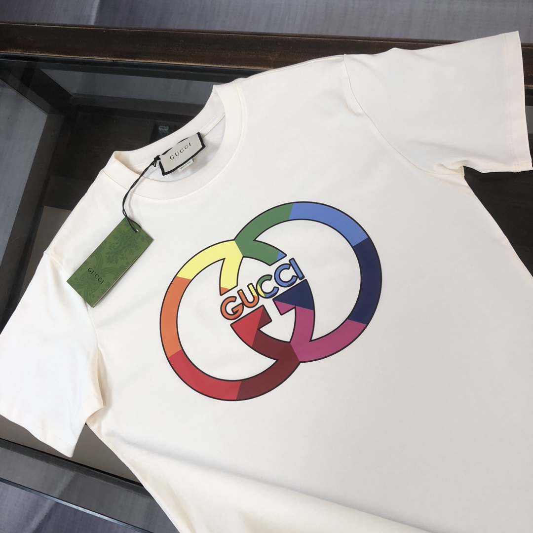 weigou_210504_2_d5901186fb P75 💥 GUCCI 夏季新款圆领短袖T恤!270克重磅高端纯棉面料,手感质感都极完美!修身裁剪设计干净利落!时尚又好看!走线做工非常精致!版型效果超赞!而且透气性能超强!任何年龄阶段都可轻松驾驭,男士衣橱里必备的单品。 颜色: 白 黑色 码数:M-3XL (下单请报身高体重)