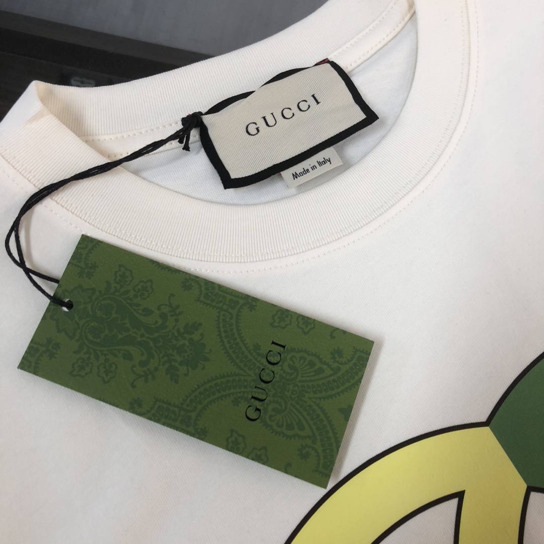 weigou_210504_3_c0d50a73b6 P75 💥 GUCCI 夏季新款圆领短袖T恤!270克重磅高端纯棉面料,手感质感都极完美!修身裁剪设计干净利落!时尚又好看!走线做工非常精致!版型效果超赞!而且透气性能超强!任何年龄阶段都可轻松驾驭,男士衣橱里必备的单品。 颜色: 白 黑色 码数:M-3XL (下单请报身高体重)