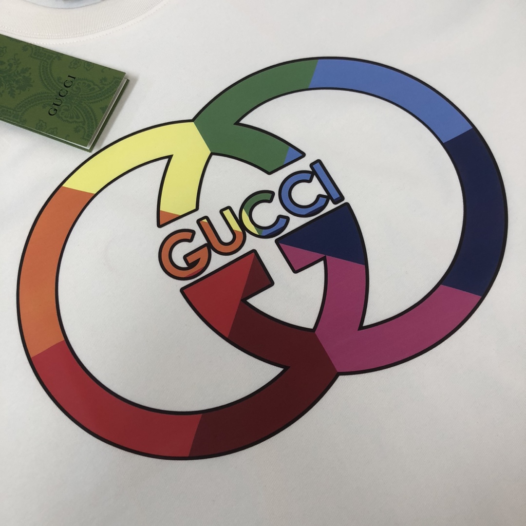 weigou_210504_4_66f9aecee1 P75 💥 GUCCI 夏季新款圆领短袖T恤!270克重磅高端纯棉面料,手感质感都极完美!修身裁剪设计干净利落!时尚又好看!走线做工非常精致!版型效果超赞!而且透气性能超强!任何年龄阶段都可轻松驾驭,男士衣橱里必备的单品。 颜色: 白 黑色 码数:M-3XL (下单请报身高体重)