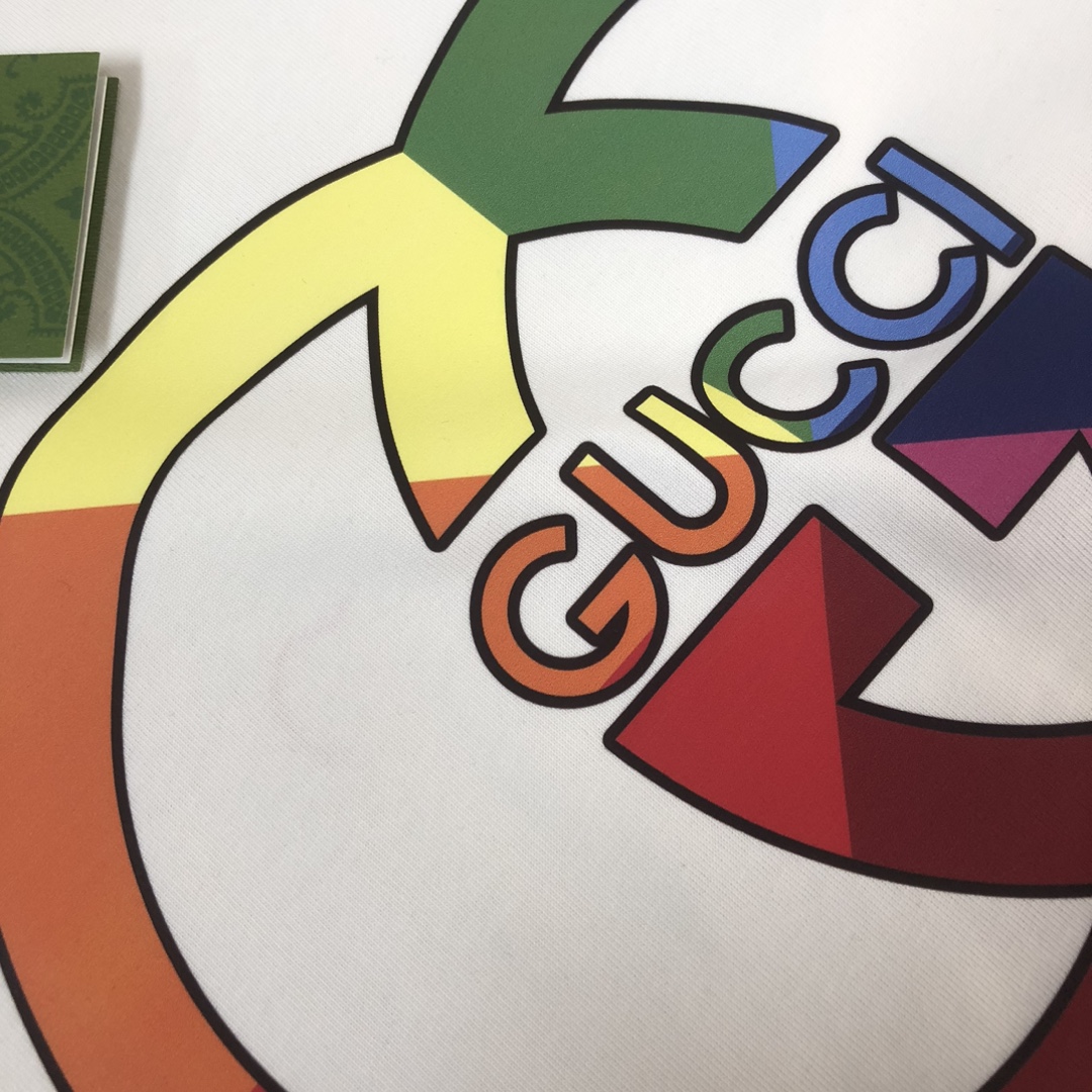 weigou_210504_5_b4a61e1687 P75 💥 GUCCI 夏季新款圆领短袖T恤!270克重磅高端纯棉面料,手感质感都极完美!修身裁剪设计干净利落!时尚又好看!走线做工非常精致!版型效果超赞!而且透气性能超强!任何年龄阶段都可轻松驾驭,男士衣橱里必备的单品。 颜色: 白 黑色 码数:M-3XL (下单请报身高体重)