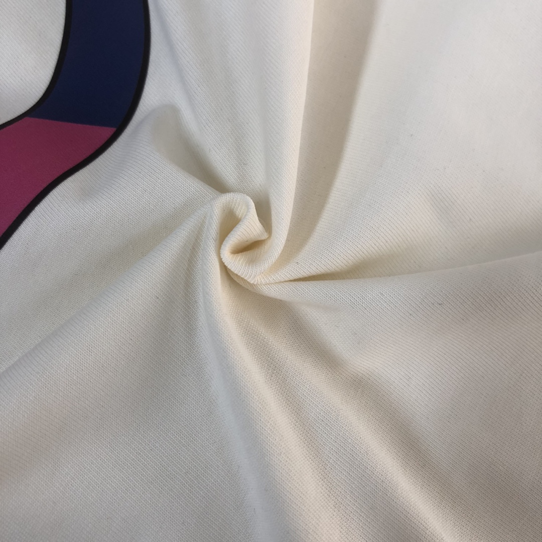 weigou_210504_6_04e5616deb P75 💥 GUCCI 夏季新款圆领短袖T恤!270克重磅高端纯棉面料,手感质感都极完美!修身裁剪设计干净利落!时尚又好看!走线做工非常精致!版型效果超赞!而且透气性能超强!任何年龄阶段都可轻松驾驭,男士衣橱里必备的单品。 颜色: 白 黑色 码数:M-3XL (下单请报身高体重)
