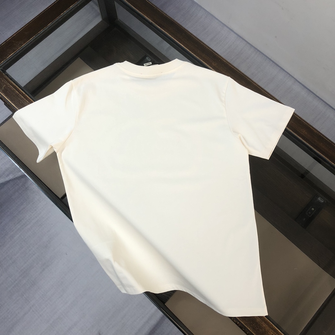 weigou_210504_7_2ed21c1850 P75 💥 GUCCI 夏季新款圆领短袖T恤!270克重磅高端纯棉面料,手感质感都极完美!修身裁剪设计干净利落!时尚又好看!走线做工非常精致!版型效果超赞!而且透气性能超强!任何年龄阶段都可轻松驾驭,男士衣橱里必备的单品。 颜色: 白 黑色 码数:M-3XL (下单请报身高体重)