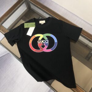 P75 💥 GUCCI 夏季新款圆领短袖T恤！270克重磅高端纯棉面料，手感质感都极完美！修身裁剪设计干净利落！时尚又好看！走线做工非常精致！版型效果超赞！而且透气性能超强！任何年龄阶段都可轻松驾驭，男士衣橱里必备的单品。 颜色： 米白 黑色 码数：M-3XL （下单请报身高体重）