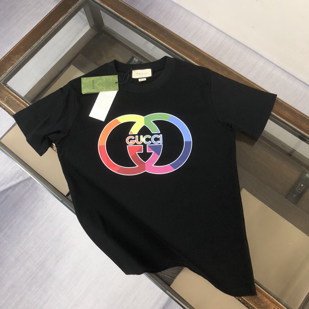 weigou_210533_0_1af41b3a80 P75 💥 GUCCI 夏季新款圆领短袖T恤!270克重磅高端纯棉面料,手感质感都极完美!修身裁剪设计干净利落!时尚又好看!走线做工非常精致!版型效果超赞!而且透气性能超强!任何年龄阶段都可轻松驾驭,男士衣橱里必备的单品。 颜色: 米白 黑色 码数:M-3XL (下单请报身高体重)