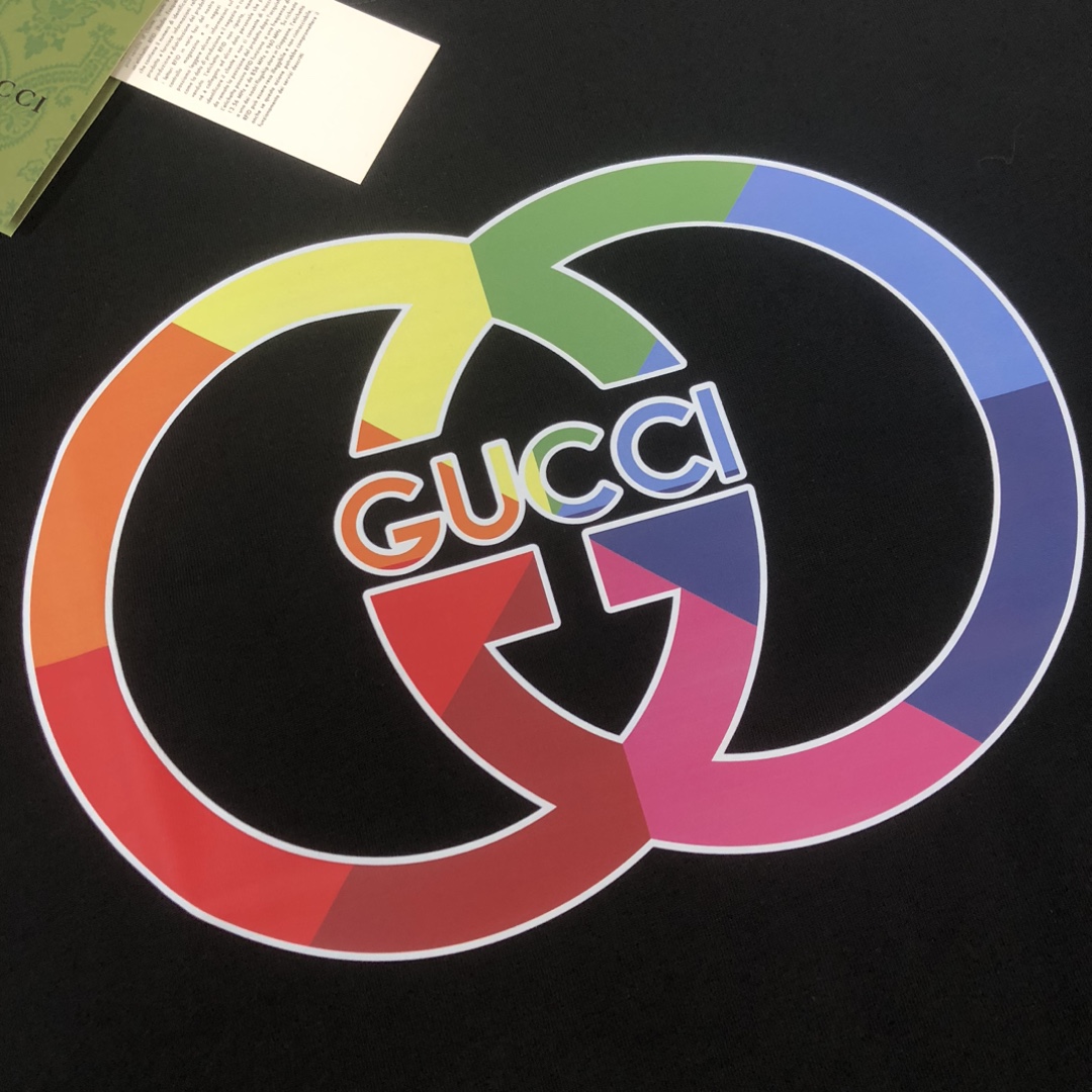 weigou_210533_4_4bf7c50625 P75 💥 GUCCI 夏季新款圆领短袖T恤!270克重磅高端纯棉面料,手感质感都极完美!修身裁剪设计干净利落!时尚又好看!走线做工非常精致!版型效果超赞!而且透气性能超强!任何年龄阶段都可轻松驾驭,男士衣橱里必备的单品。 颜色: 米白 黑色 码数:M-3XL (下单请报身高体重)