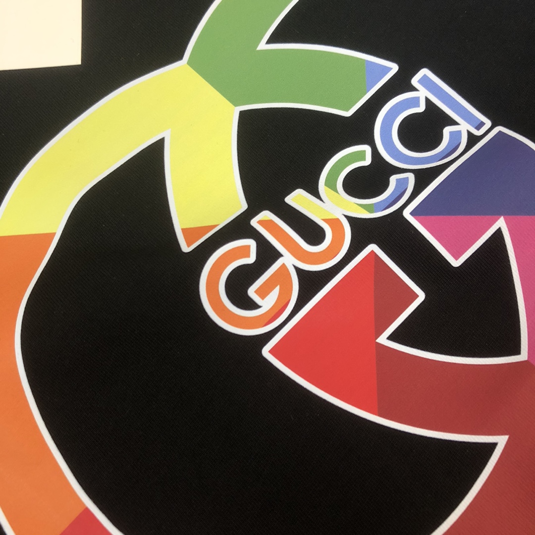 weigou_210533_5_322787c611 P75 💥 GUCCI 夏季新款圆领短袖T恤!270克重磅高端纯棉面料,手感质感都极完美!修身裁剪设计干净利落!时尚又好看!走线做工非常精致!版型效果超赞!而且透气性能超强!任何年龄阶段都可轻松驾驭,男士衣橱里必备的单品。 颜色: 米白 黑色 码数:M-3XL (下单请报身高体重)