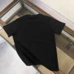 weigou_210533_7_57243faff5 P75 💥 GUCCI 夏季新款圆领短袖T恤!270克重磅高端纯棉面料,手感质感都极完美!修身裁剪设计干净利落!时尚又好看!走线做工非常精致!版型效果超赞!而且透气性能超强!任何年龄阶段都可轻松驾驭,男士衣橱里必备的单品。 颜色: 米白 黑色 码数:M-3XL (下单请报身高体重)