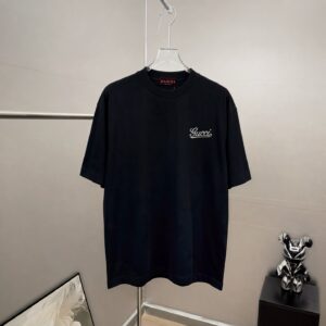 P75 gucc*古奇小logo刺绣 《区别通货面料》双纱纯棉上衣 7a抗菌短袖tee 上身十分舒适，男女同款半袖，落肩宽松版型 颜色: 黑色 白色 咖啡色 尺码：S（90-130斤） M（125-150斤） L（135-165斤） XL（160-190斤） XXL（185-220斤）