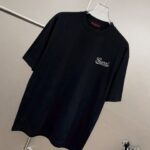 P75 gucc*古奇小logo刺绣 《区别通货面料》双纱纯棉上衣 7a抗菌短袖tee 上身十分舒适，男女同款半袖，落肩宽松版型 颜色: 黑色 白色 咖啡色 尺码：S（90-130斤） M（125-150斤） L（135-165斤） XL（160-190斤） XXL（185-220斤）