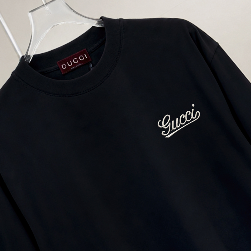 P75 gucc*古奇小logo刺绣 《区别通货面料》双纱纯棉上衣 7a抗菌短袖tee 上身十分舒适，男女同款半袖，落肩宽松版型 颜色: 黑色 白色 咖啡色 尺码：S（90-130斤） M（125-150斤） L（135-165斤） XL（160-190斤） XXL（185-220斤）