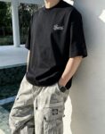P75 gucc*古奇小logo刺绣 《区别通货面料》双纱纯棉上衣 7a抗菌短袖tee 上身十分舒适，男女同款半袖，落肩宽松版型 颜色: 黑色 白色 咖啡色 尺码：S（90-130斤） M（125-150斤） L（135-165斤） XL（160-190斤） XXL（185-220斤）