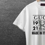 P80 Gucc* 古*驰* 2026春夏新款 网图柜子版最新同步 红绿带字母数字蜻蜓印花t恤 短袖圆领T恤 双纱定制平纹纯棉面料 男女同款 颜色：黑色 白色 杏色 尺码： S （90-130斤） M （120-150斤） L （140-165斤） XL （160-180斤） XXL （180-210斤）