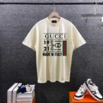 P80 Gucc* 古*驰* 2026春夏新款 网图柜子版最新同步 红绿带字母数字蜻蜓印花t恤 短袖圆领T恤 双纱定制平纹纯棉面料 男女同款 颜色：黑色 白色 杏色 尺码： S （90-130斤） M （120-150斤） L （140-165斤） XL （160-180斤） XXL （180-210斤）