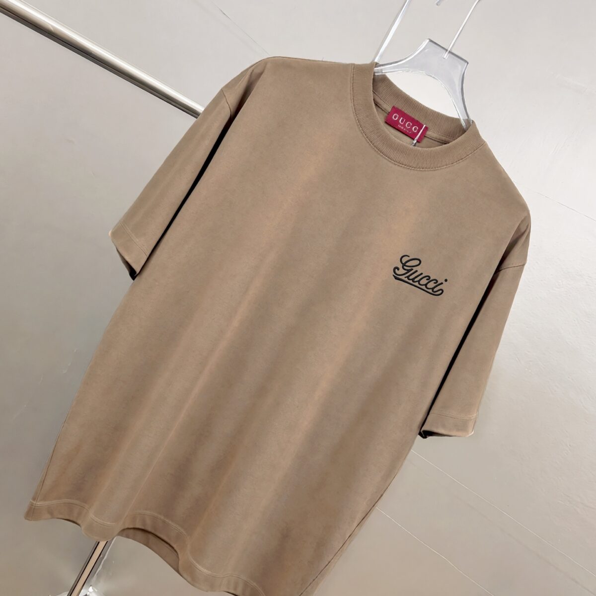 P75 gucc*古奇小logo刺绣 《区别通货面料》双纱纯棉上衣 7a抗菌短袖tee 上身十分舒适，男女同款半袖，落肩宽松版型 颜色: 黑色 白色 咖啡色 尺码：S（90-130斤） M（125-150斤） L（135-165斤） XL（160-190斤） XXL（185-220斤）