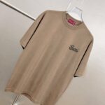 P75 gucc*古奇小logo刺绣 《区别通货面料》双纱纯棉上衣 7a抗菌短袖tee 上身十分舒适，男女同款半袖，落肩宽松版型 颜色: 黑色 白色 咖啡色 尺码：S（90-130斤） M（125-150斤） L（135-165斤） XL（160-190斤） XXL（185-220斤）