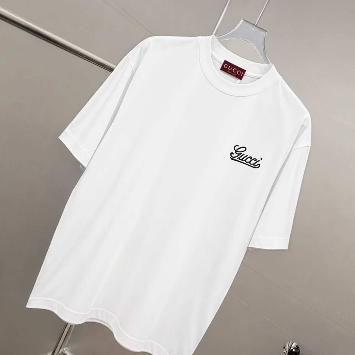 P75 gucc*古奇小logo刺绣 《区别通货面料》双纱纯棉上衣 7a抗菌短袖tee 上身十分舒适，男女同款半袖，落肩宽松版型 颜色: 黑色 白色 咖啡色 尺码：S（90-130斤） M（125-150斤） L（135-165斤） XL（160-190斤） XXL（185-220斤）