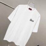 P75 gucc*古奇小logo刺绣 《区别通货面料》双纱纯棉上衣 7a抗菌短袖tee 上身十分舒适，男女同款半袖，落肩宽松版型 颜色: 黑色 白色 咖啡色 尺码：S（90-130斤） M（125-150斤） L（135-165斤） XL（160-190斤） XXL（185-220斤）