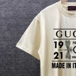 P80 Gucc* 古*驰* 2026春夏新款 网图柜子版最新同步 红绿带字母数字蜻蜓印花t恤 短袖圆领T恤 双纱定制平纹纯棉面料 男女同款 颜色：黑色 白色 杏色 尺码： S （90-130斤） M （120-150斤） L （140-165斤） XL （160-180斤） XXL （180-210斤）