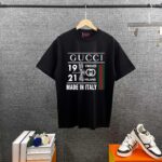 P80 Gucc* 古*驰* 2026春夏新款 网图柜子版最新同步 红绿带字母数字蜻蜓印花t恤 短袖圆领T恤 双纱定制平纹纯棉面料 男女同款 颜色：黑色 白色 杏色 尺码： S （90-130斤） M （120-150斤） L （140-165斤） XL （160-180斤） XXL （180-210斤）