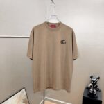 P75 gucc*古奇小logo刺绣 《区别通货面料》双纱纯棉上衣 7a抗菌短袖tee 上身十分舒适，男女同款半袖，落肩宽松版型 颜色: 黑色 白色 咖啡色 尺码：S（90-130斤） M（125-150斤） L（135-165斤） XL（160-190斤） XXL（185-220斤）