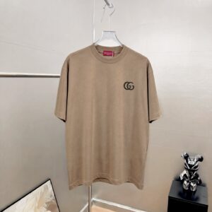 P75 gucc*古奇小logo刺绣 《区别通货面料》双纱纯棉上衣 7a抗菌短袖tee 上身十分舒适，男女同款半袖，落肩宽松版型 颜色: 黑色 白色 咖啡色 尺码：S（90-130斤） M（125-150斤） L（135-165斤） XL（160-190斤） XXL（185-220斤）