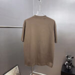 P75 gucc*古奇小logo刺绣 《区别通货面料》双纱纯棉上衣 7a抗菌短袖tee 上身十分舒适，男女同款半袖，落肩宽松版型 颜色: 黑色 白色 咖啡色 尺码：S（90-130斤） M（125-150斤） L（135-165斤） XL（160-190斤） XXL（185-220斤）