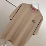 P75 gucc*古奇小logo刺绣 《区别通货面料》双纱纯棉上衣 7a抗菌短袖tee 上身十分舒适，男女同款半袖，落肩宽松版型 颜色: 黑色 白色 咖啡色 尺码：S（90-130斤） M（125-150斤） L（135-165斤） XL（160-190斤） XXL（185-220斤）