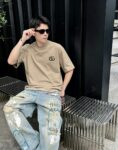P75 gucc*古奇小logo刺绣 《区别通货面料》双纱纯棉上衣 7a抗菌短袖tee 上身十分舒适，男女同款半袖，落肩宽松版型 颜色: 黑色 白色 咖啡色 尺码：S（90-130斤） M（125-150斤） L（135-165斤） XL（160-190斤） XXL（185-220斤）