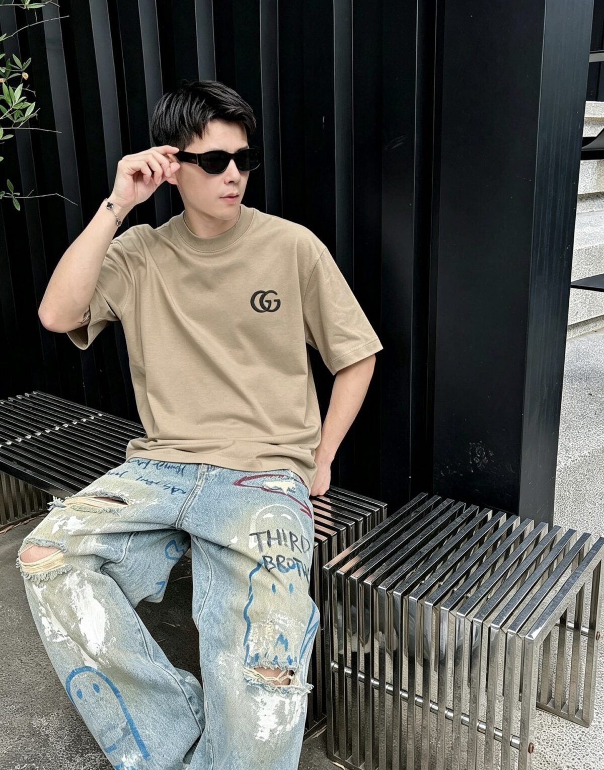 P75 gucc*古奇小logo刺绣 《区别通货面料》双纱纯棉上衣 7a抗菌短袖tee 上身十分舒适，男女同款半袖，落肩宽松版型 颜色: 黑色 白色 咖啡色 尺码：S（90-130斤） M（125-150斤） L（135-165斤） XL（160-190斤） XXL（185-220斤）