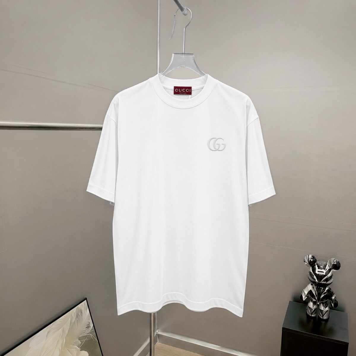 P75 gucc*古奇小logo刺绣 《区别通货面料》双纱纯棉上衣 7a抗菌短袖tee 上身十分舒适，男女同款半袖，落肩宽松版型 颜色: 黑色 白色 咖啡色 尺码：S（90-130斤） M（125-150斤） L（135-165斤） XL（160-190斤） XXL（185-220斤）