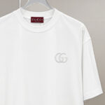 P75 gucc*古奇小logo刺绣 《区别通货面料》双纱纯棉上衣 7a抗菌短袖tee 上身十分舒适，男女同款半袖，落肩宽松版型 颜色: 黑色 白色 咖啡色 尺码：S（90-130斤） M（125-150斤） L（135-165斤） XL（160-190斤） XXL（185-220斤）