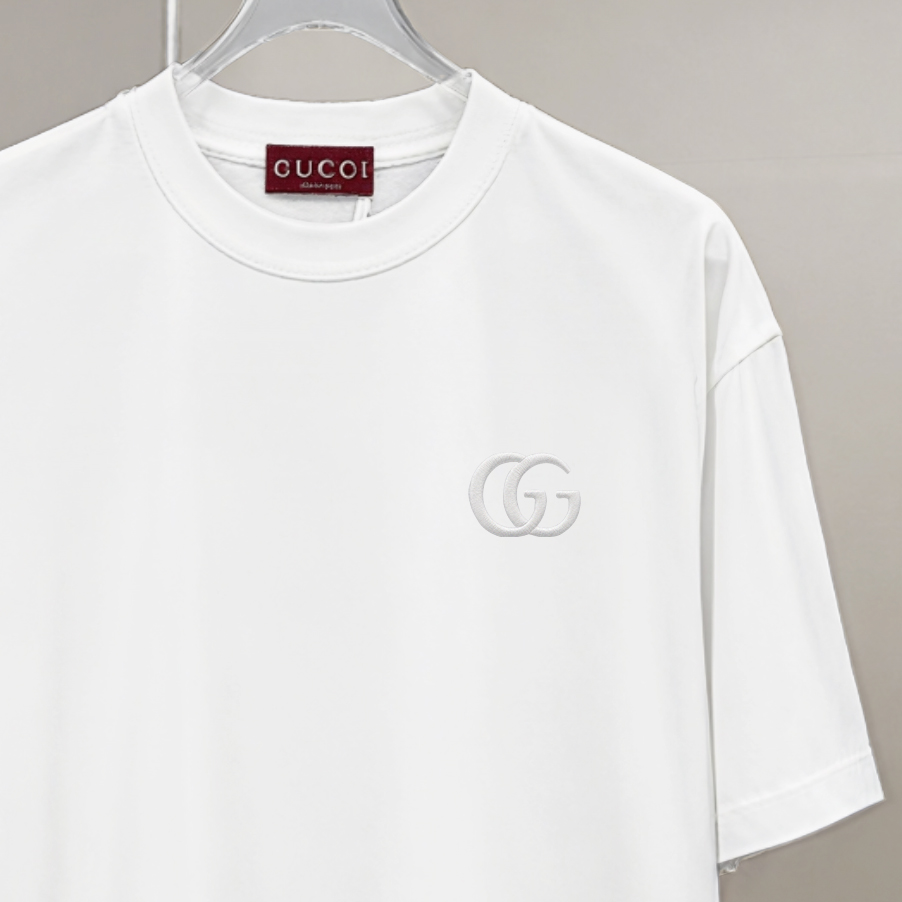 P75 gucc*古奇小logo刺绣 《区别通货面料》双纱纯棉上衣 7a抗菌短袖tee 上身十分舒适，男女同款半袖，落肩宽松版型 颜色: 黑色 白色 咖啡色 尺码：S（90-130斤） M（125-150斤） L（135-165斤） XL（160-190斤） XXL（185-220斤）