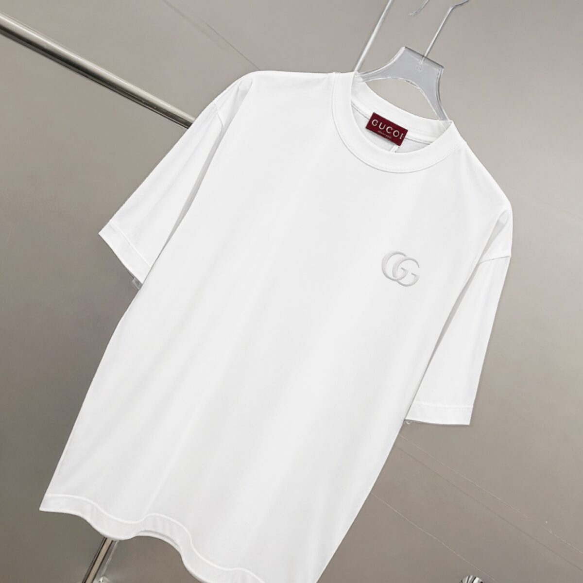 P75 gucc*古奇小logo刺绣 《区别通货面料》双纱纯棉上衣 7a抗菌短袖tee 上身十分舒适，男女同款半袖，落肩宽松版型 颜色: 黑色 白色 咖啡色 尺码：S（90-130斤） M（125-150斤） L（135-165斤） XL（160-190斤） XXL（185-220斤）