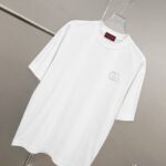 P75 gucc*古奇小logo刺绣 《区别通货面料》双纱纯棉上衣 7a抗菌短袖tee 上身十分舒适，男女同款半袖，落肩宽松版型 颜色: 黑色 白色 咖啡色 尺码：S（90-130斤） M（125-150斤） L（135-165斤） XL（160-190斤） XXL（185-220斤）