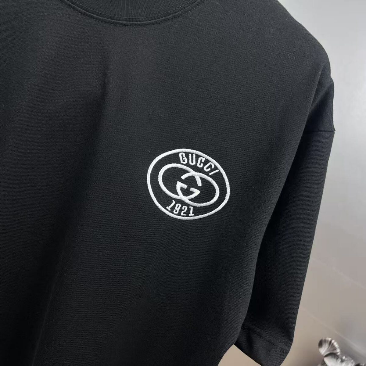 weigou_210694_4_c4a2469ecc P75 gucc*古奇小logo刺绣 《区别通货面料》双纱纯棉上衣 7a抗菌短袖tee 上身十分舒适,男女同款半袖,落肩宽松版型 颜色: 黑色 白色 咖啡色 尺码:S(90-130斤) M(125-150斤) L(135-165斤) XL(160-190斤) XXL(185-220斤)