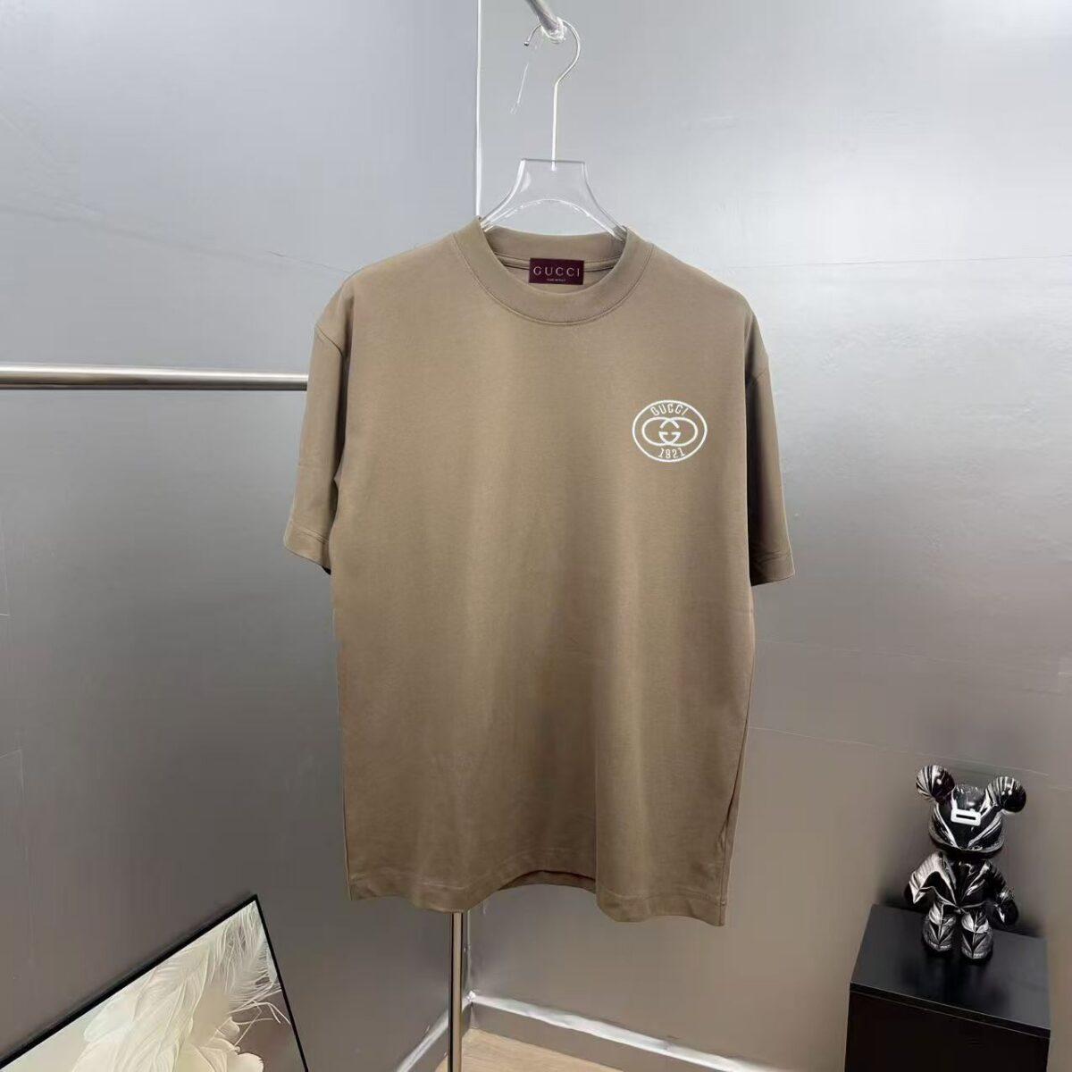 P75 gucc*古奇小logo刺绣 《区别通货面料》双纱纯棉上衣 7a抗菌短袖tee 上身十分舒适，男女同款半袖，落肩宽松版型 颜色: 黑色 白色 咖啡色 尺码：S（90-130斤） M（125-150斤） L（135-165斤） XL（160-190斤） XXL（185-220斤）