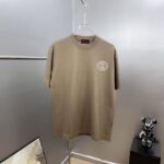 P75 gucc*古奇小logo刺绣 《区别通货面料》双纱纯棉上衣 7a抗菌短袖tee 上身十分舒适，男女同款半袖，落肩宽松版型 颜色: 黑色 白色 咖啡色 尺码：S（90-130斤） M（125-150斤） L（135-165斤） XL（160-190斤） XXL（185-220斤）