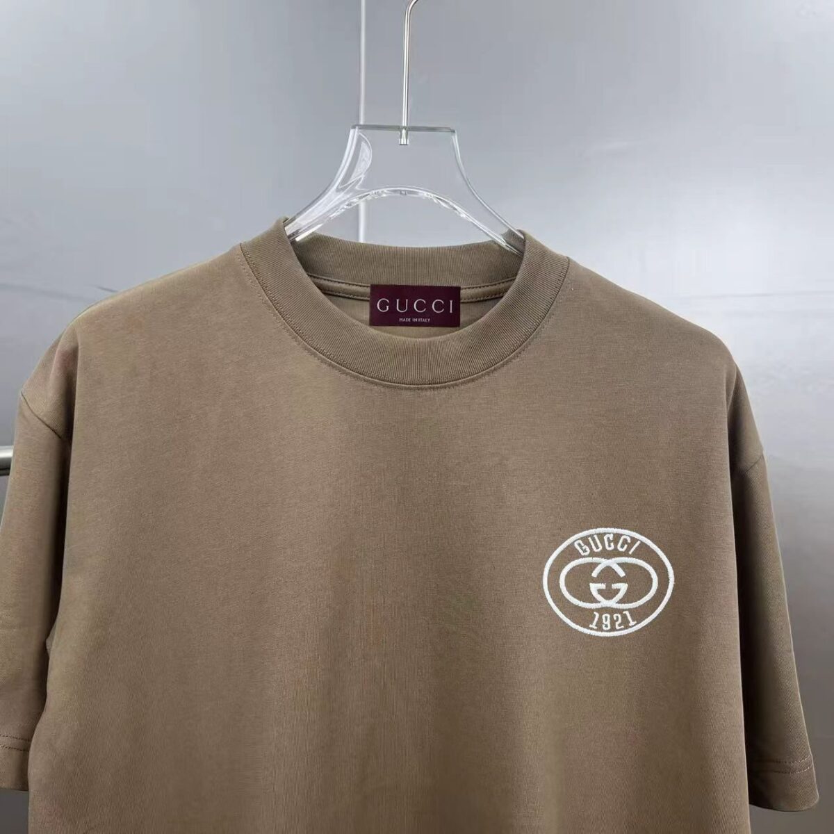 P75 gucc*古奇小logo刺绣 《区别通货面料》双纱纯棉上衣 7a抗菌短袖tee 上身十分舒适，男女同款半袖，落肩宽松版型 颜色: 黑色 白色 咖啡色 尺码：S（90-130斤） M（125-150斤） L（135-165斤） XL（160-190斤） XXL（185-220斤）