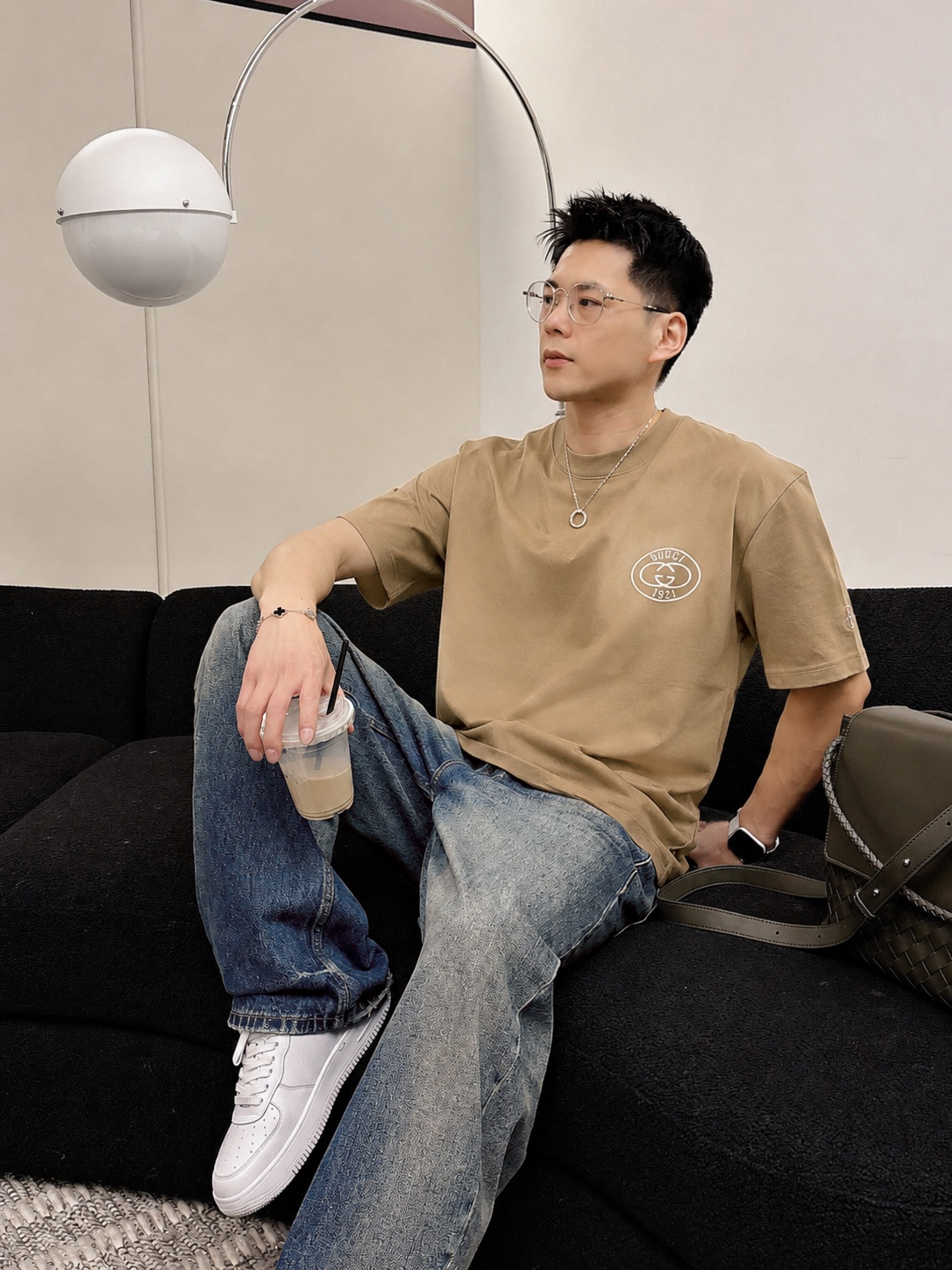 P75 gucc*古奇小logo刺绣 《区别通货面料》双纱纯棉上衣 7a抗菌短袖tee 上身十分舒适，男女同款半袖，落肩宽松版型 颜色: 黑色 白色 咖啡色 尺码：S（90-130斤） M（125-150斤） L（135-165斤） XL（160-190斤） XXL（185-220斤）