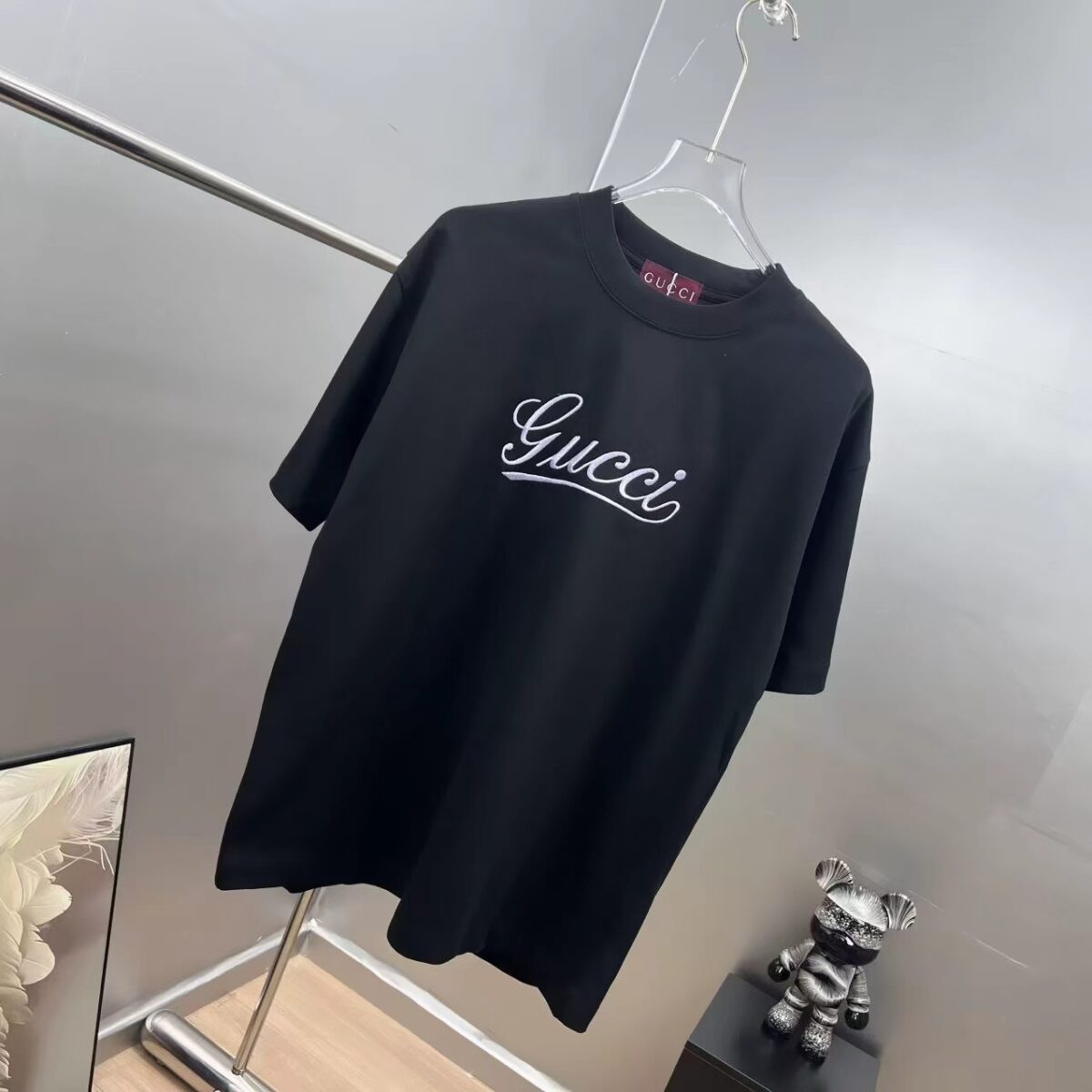 weigou_210784_1_51b2f303f8 P75 gucc~ 古奇胸前字母刺绣 《区别通货面料》7a抗菌短袖tee 上身十分舒适,男女同款半袖,落肩宽松版型 颜色: 黑色 白色 咖啡色 尺码:S(90-130斤) M(125-150斤) L(135-165斤) XL(160-190斤) XXL(185-220斤)