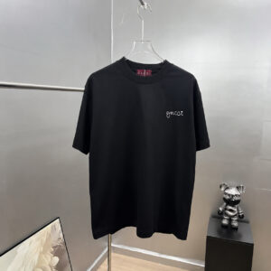 P75 gucc*古奇小logo刺绣，官方同款签名 《区别通货面料》双纱纯棉上衣 7a抗菌短袖tee 上身十分舒适，男女同款半袖，落肩宽松版型 颜色: 黑色 白色 咖啡色 尺码：S（90-130斤） M（125-150斤） L（135-165斤） XL（160-190斤） XXL（185-220斤）