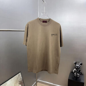 P75 gucc*古奇小logo刺绣，官方同款签名 《区别通货面料》双纱纯棉上衣 7a抗菌短袖tee 上身十分舒适，男女同款半袖，落肩宽松版型 颜色: 黑色 白色 咖啡色 尺码：S（90-130斤） M（125-150斤） L（135-165斤） XL（160-190斤） XXL（185-220斤）