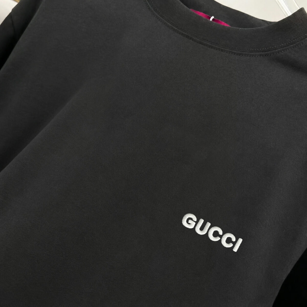P75 gucc*古奇小logo刺绣 《区别通货面料》双纱纯棉上衣 7a抗菌短袖tee 上身十分舒适，男女同款半袖，落肩宽松版型 颜色: 黑色 白色 咖啡色 尺码：S（90-130斤） M（125-150斤） L（135-165斤） XL（160-190斤） XXL（185-220斤）