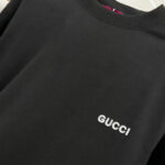 P75 gucc*古奇小logo刺绣 《区别通货面料》双纱纯棉上衣 7a抗菌短袖tee 上身十分舒适，男女同款半袖，落肩宽松版型 颜色: 黑色 白色 咖啡色 尺码：S（90-130斤） M（125-150斤） L（135-165斤） XL（160-190斤） XXL（185-220斤）